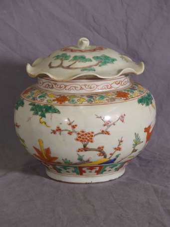 CHINE - Pot couvert en porcelaine à décor 