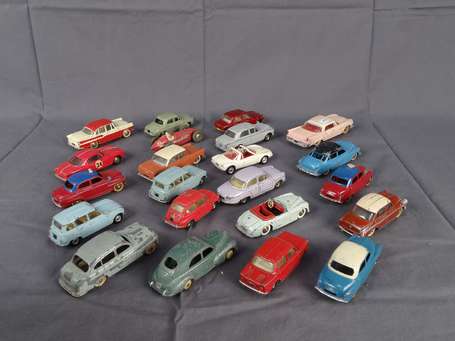 Dinky toys - Lot de 22 voitures en l'état 