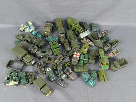 Lot de véhicules militaires , dont dinky, en 