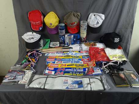 Lot d'accessoires dont verres, casquettes, 