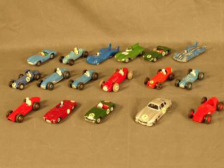 Diverses marques dont Dinky - 17 voitures 
