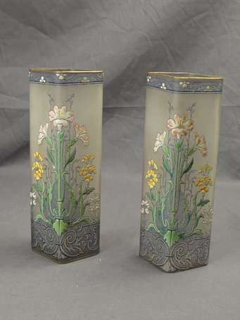 Paire de vases tube carré en vert satiné décor 