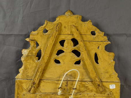 Miroir en bois doré, le fronton contourné sculpté 