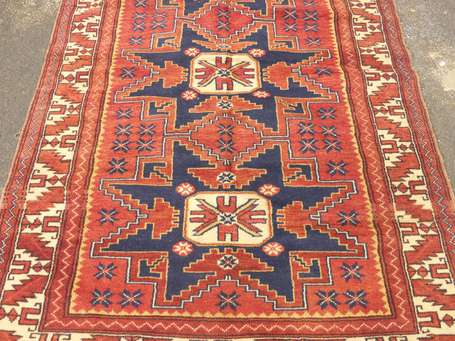 Tapis Kars (chaine, trame et velours en laine), .