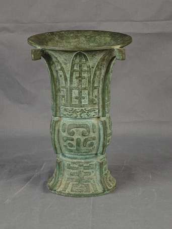 CHINE - Vase Gu en bronze patiné décor de motifs 
