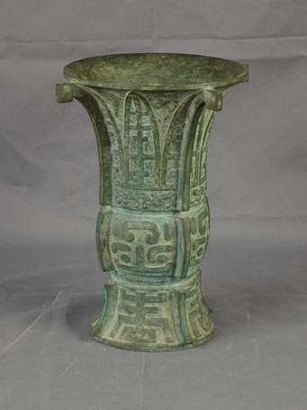 CHINE - Vase Gu en bronze patiné décor de motifs 