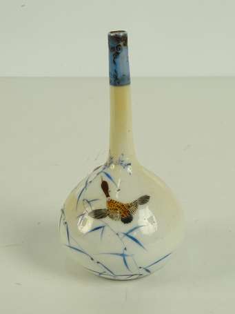 JAPON Flacon à onguent en porcelaine décor d'un 