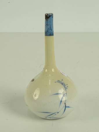 JAPON Flacon à onguent en porcelaine décor d'un 