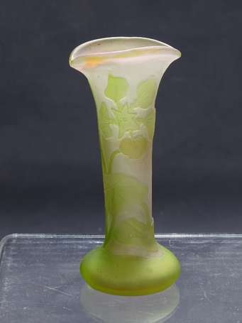 GALLE Emile - Petit vase fuselé en verre bicouches