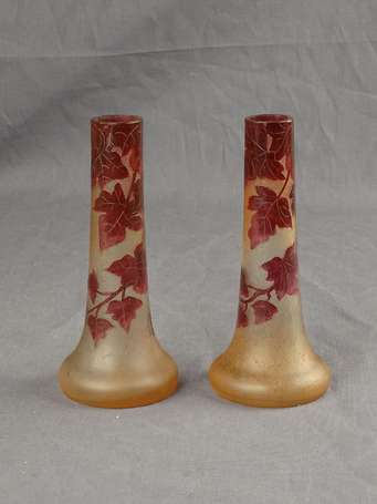 LEGRAS - deux vases flutes en verre blanc et 