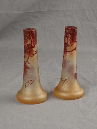 LEGRAS - deux vases flutes en verre blanc et 