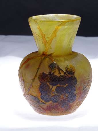 DAUM - Petit vase renflé à col évasé en verre 