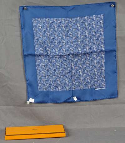 HERMES - Pochette en soie à décor stylisé sur fond
