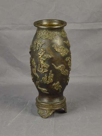 CHINE - Vase renflé en bronze moulé à bas relief 