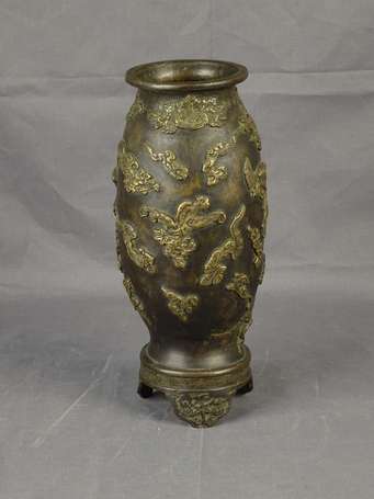 CHINE - Vase renflé en bronze moulé à bas relief 