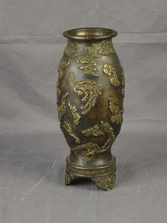 CHINE - Vase renflé en bronze moulé à bas relief 