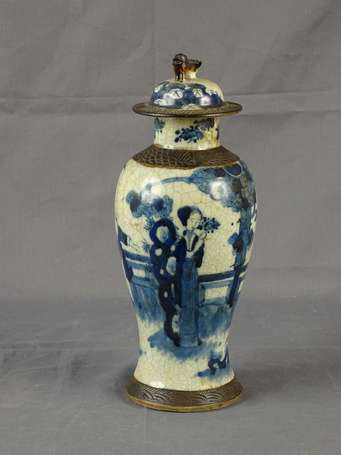CHINE - Vase balustre couvert en porcelaine décor 