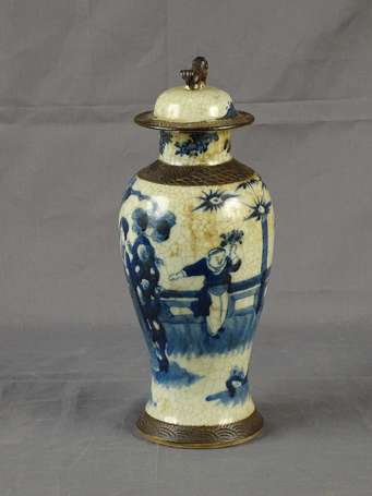 CHINE - Vase balustre couvert en porcelaine décor 
