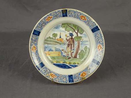 DELFT - Assiette en faïence à décor polychrome 