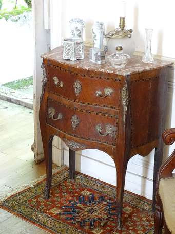 Petite commode galbée en plaquage XIXé (accs et 