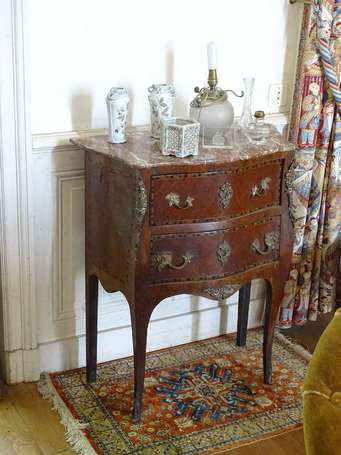 Petite commode galbée en plaquage XIXé (accs et 