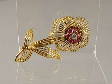 Broche fleur en or jaune 18K (750°/°°) ajourée, le