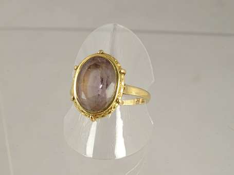 Bague en or jaune 18K(750°/°°) serti clos d'une 