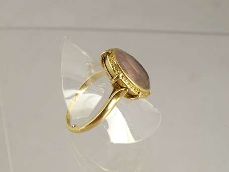 Bague en or jaune 18K(750°/°°) serti clos d'une 