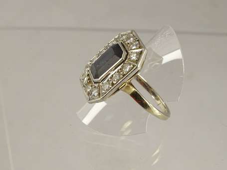 Bague en or gris 18K(750°/°°), montée serti clos 