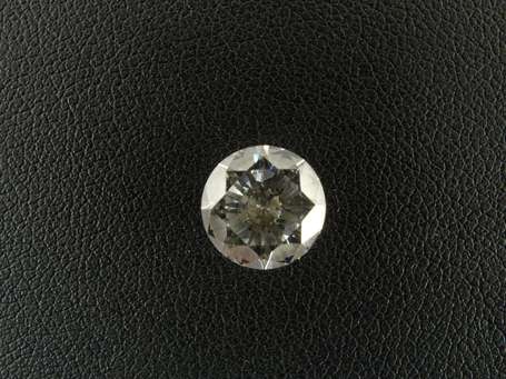 Diamant de forme ronde et de taille brillant sur 