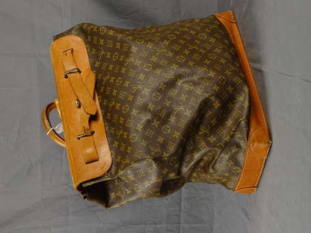 LOUIS VUITTONValise Pégase en toile monogramet cuir naturel , poignée  cuir,trolley , nombreux rangementsintérieurs, taille idéale pourbagage  cabine avion)Bon état (traces d'usage, manque clef du cadenas)Dimensions :  47 x 35 x 1