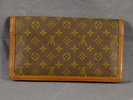 VUITTON - Pochette en toile enduite monogram et 