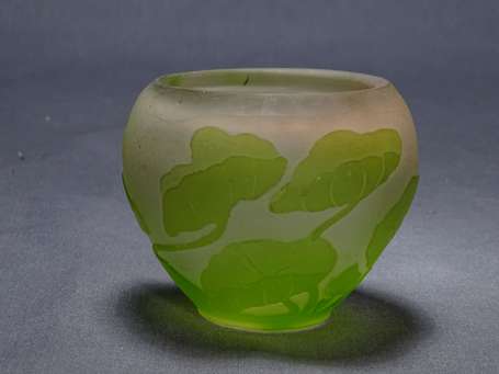 GALLE Emile - Petit vase renflé en verre bicouches