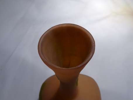 GALLE Emile - Petit vase bouteille en verre 