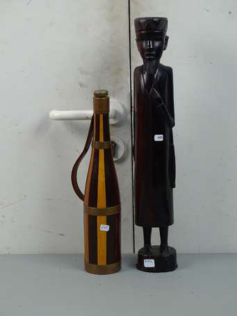 Statuette et bouteille en bois