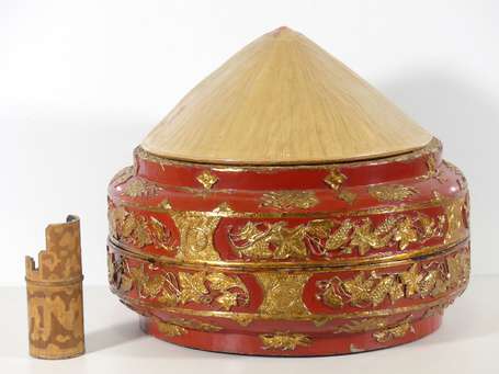 CHINE - Boîte à chapeau en laque rouge et dorée. 