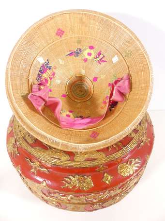 CHINE - Boîte à chapeau en laque rouge et dorée. 