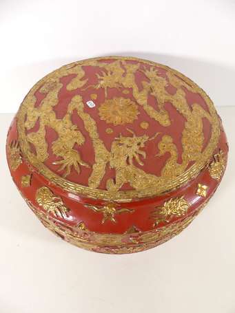 CHINE - Boîte à chapeau en laque rouge et dorée. 