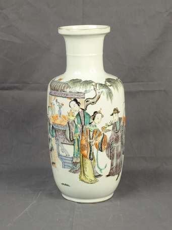 CHINE - Vase rouleau en porcelaine  à décor 