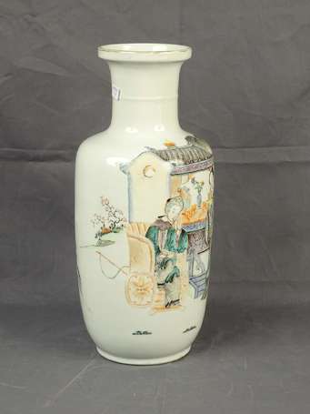 CHINE - Vase rouleau en porcelaine  à décor 