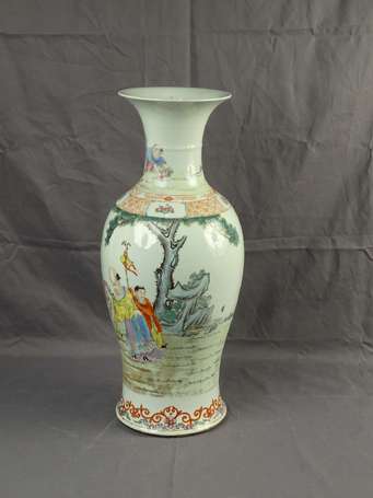 CHINE - Grand vase balustre en porcelaine à décor 