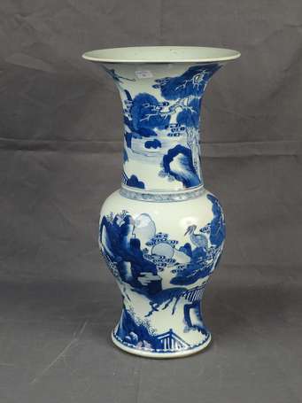 CHINE - Vase balustre à grand col en porcelaine 