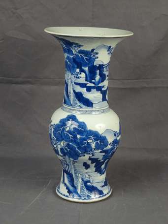 CHINE - Vase balustre à grand col en porcelaine 
