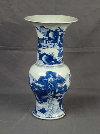 CHINE - Vase balustre à grand col en porcelaine 