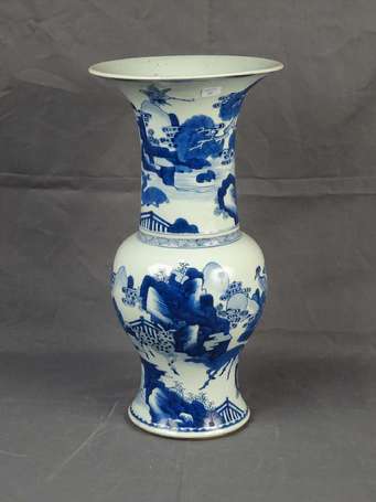 CHINE - Vase balustre à grand col en porcelaine 