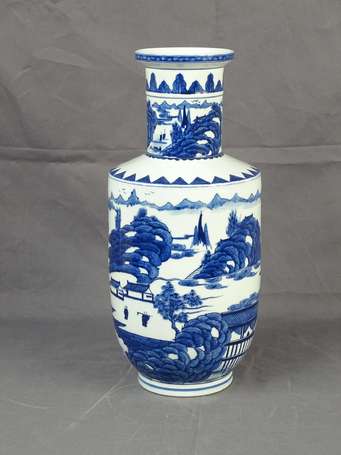 CHINE - Vase rouleau en porcelaine bleu blanc à 
