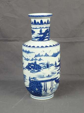 CHINE - Vase rouleau en porcelaine bleu blanc à 