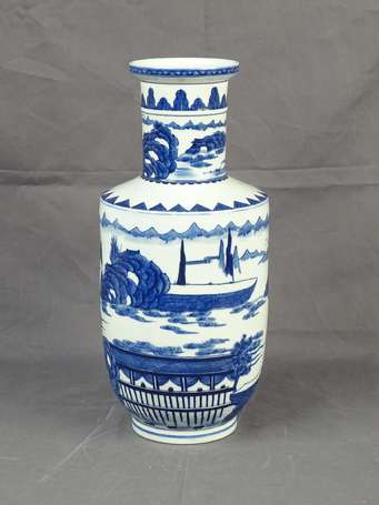 CHINE - Vase rouleau en porcelaine bleu blanc à 