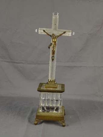 Crucifix en cristal moulé pressé et bronze, le 