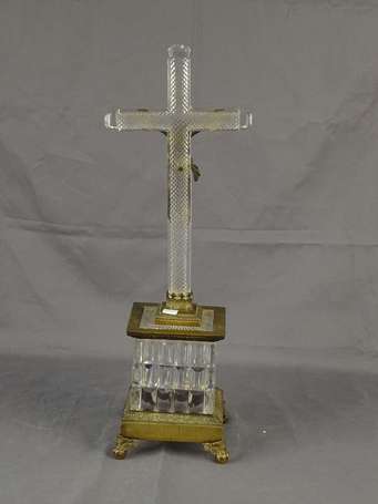 Crucifix en cristal moulé pressé et bronze, le 